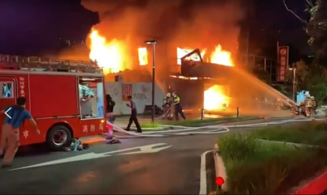 新竹轮胎行纵火酿8死，遗体全「严重碳化，警採DNA辩身分。(翻摄影片)