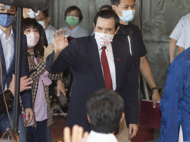 指南宮16日舉行「慶祝孚佑帝君成道1142周年紀念三獻大典」，前總統馬英九（見圖）受訪時針對「綠營認為為台灣石斑魚被禁是因為ECFA的關係」表示，如果馬英九搞了這麼壞的事情不廢掉，蔡英文應該做呀！那蔡英文在幹嘛？（杜宜諳攝）