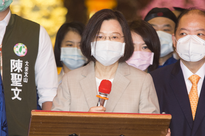 指南宮16日舉行「慶祝孚佑帝君成道1142周年紀念三獻大典」，蔡英文總統（見圖）致詞時表示，台灣正處在疫情的關鍵時刻，我們繼續一起努力，度過疫情的考驗，逐漸回到正常生活。（杜宜諳攝）