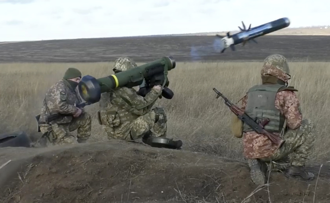 烏克蘭部隊接受訓練，發射「標槍」（Javelin）肩射式反裝甲系統的資料照。（烏克蘭國防部）