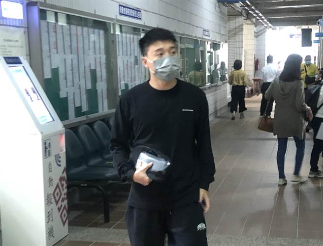 電競好手Toyz劉偉健涉嫌販賣大麻案，在台中地院16日開庭審理時出庭。（陳淑芬攝）