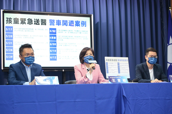 国民党文传会16日举行「3+4新规及儿童送医乱象多 国民党吁指挥中心立即改善」记者会，文传会副主委张斯纲（左）、副秘书长兼文传会主委王育敏（中）、桃园市议员参选人凌涛（右）出席。（陈俊吉摄）