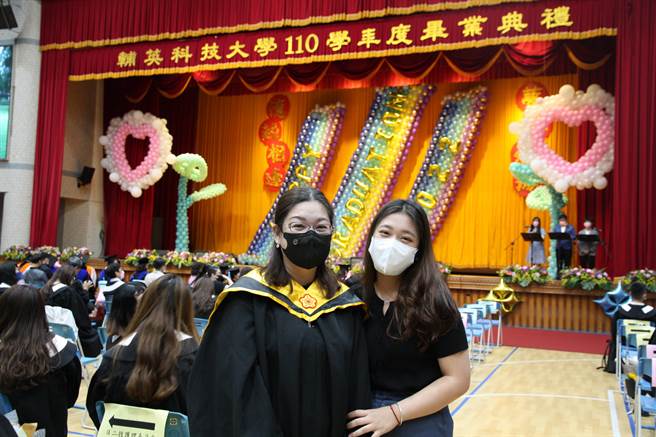辅英科大健康事业管理系硕士班生徐淑芳、学妹女儿陈柔杉合影。（辅英科大提供／高雄洪靖宜传真）