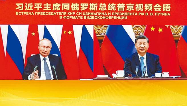大陸國家主席習近平15日與俄羅斯總統普丁通電話。圖為習近平與普丁去年視訊會議。 （新華社）
