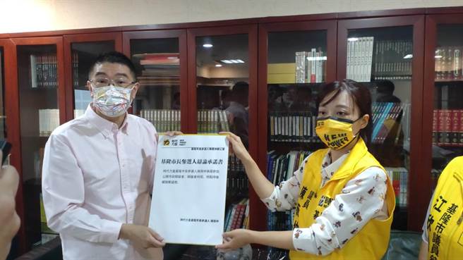 国民党基隆市长参选人谢国梁（图左）与时代力量市长参选人陈薇仲（图右）取得共识，将举办基隆市政深度辩论，用实际的想法及做法，争取民眾的认同。（张志康摄）