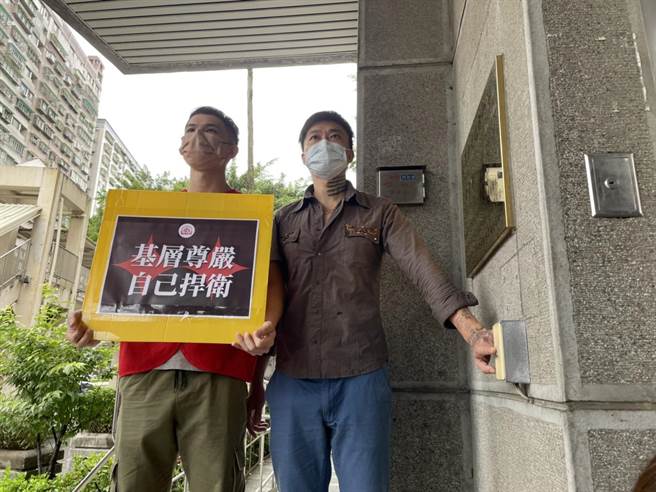 新北市中和男童恩恩事件持续延烧，前新北市消防员张津唯今协同律师前往新北地检署，告发消防局长黄德清、卫生局长陈润秋、消防局救灾救护指挥中心主任李宇松，涉犯瀆职罪。（蔡雯如摄）