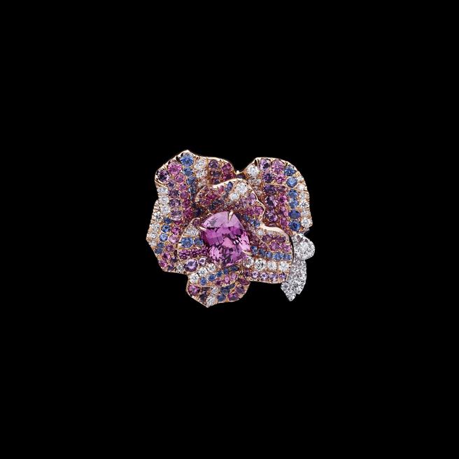 Dior Print粉红蓝宝石玫瑰戒指。（DIOR提供）
