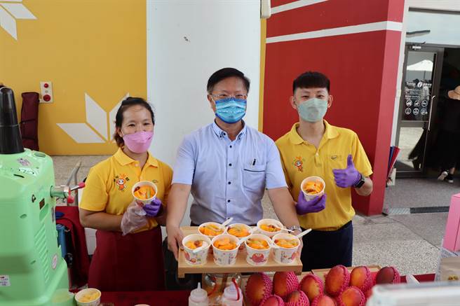 参加2022西拉雅夏日好秋祭「西拉雅吃冰节」、「关子岭夏日山车祭」、「二寮曙光云海音乐会及观星活动」活动，即日起至10月2日期间到指定地点拍照打卡及消费，就可以参加手机抽奖。（刘秀芬摄）