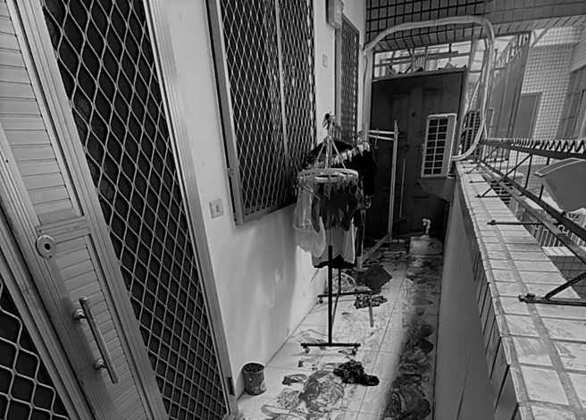 陈男遭刺杀后，逃出阳台高呼救命。（曹婷婷摄）