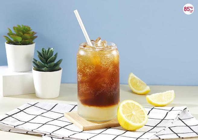 （抢攻夏日消暑商机，85度C今夏推出香柠气泡咖啡。图／85度C提供）