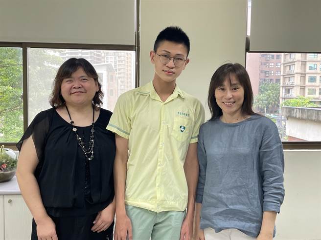新北市长期推动在地就学计画，今年录取台大动物科学技术学系的李忠豫就读新北高中，当年更是该校当届的榜首。(议员王威元提供)