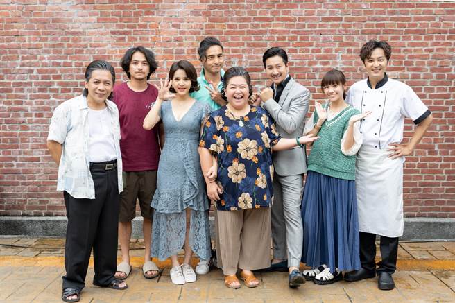 許傑輝（左起）、楊銘威、蘇晏霈、王少偉、鍾欣凌、Darren邱凱偉、黃姵嘉、張書偉原班人馬回歸《我的婆婆》電影版。（群之噰、伯樂影業提供）