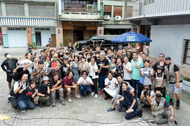 《我的婆婆怎麼那麼可愛》電影版《我的婆婆怎麼把OO搞丟了》正式殺青。（群之噰、伯樂影業提供）