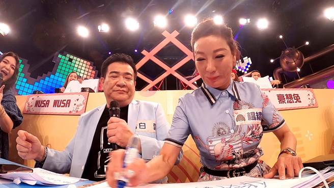 「假CP」白云（左）、杨绣惠合体抢钱。（三立提供）