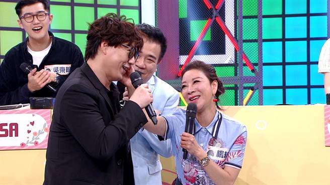 萧煌奇（左）惊喜现身，却被杨绣惠吃豆腐。（三立提供）