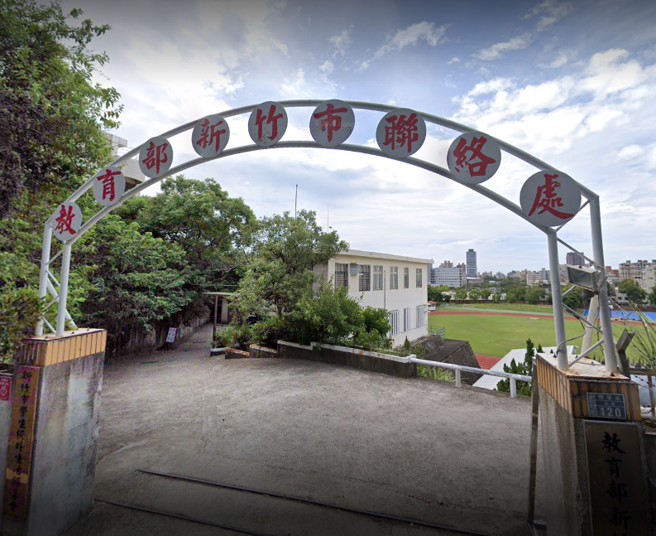 新竹市东大路纵火8死悲剧，其中2人就读于新竹市某国小附设幼儿园。新竹市学生校外会立即向教育部请示动用紧急急难慰助金，对该事件中不幸身亡的学生表达慰问。（翻摄自Google Maps）