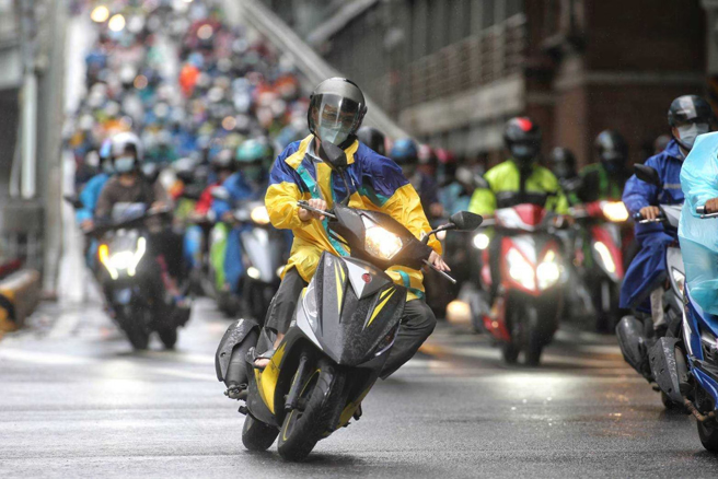 图为骑机车经过路口，非本文所提路口。（本报资料照）