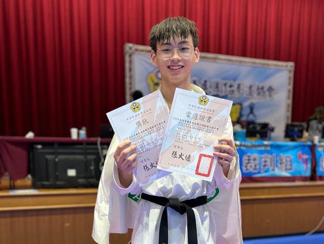 花莲海星高中二年级任纬华就读国中时才开始练习跆拳道，经一番苦练，终于首度在全国赛中夺冠，更拿下国手资格。 （嘉里国小跆拳道三级培训站提供／罗亦晽花莲传真）