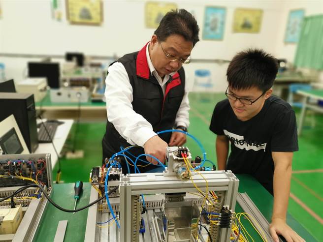 苗栗农工主任郑安邦获国教署杏坛芬芳奖。（苗农提供／李京升苗栗传真）