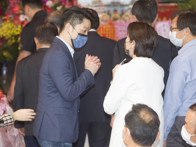 指南宮16日舉行「慶祝孚佑帝君成道1142周年紀念三獻大典」，立委蔣萬安（左）抵達時欲向台北市副市長黃珊珊（右）握手不成，便改成拱手致意。（杜宜諳攝）