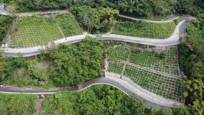 瑞港公路遇大雨屢次塌陷中斷，縣府爭取中央經費補助兩期共8億餘元改善，部分路段自由型格梁護坡等已施作完成，第一期今年底可完工。（花蓮縣府提供／王志偉花蓮傳真）
