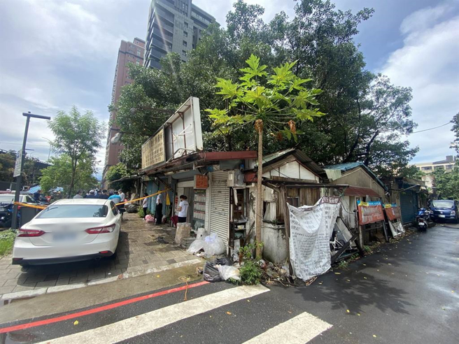 发生惨剧的轮胎行位在东大路与中央路口附近，位置紧邻过去曾经引发过抗争的县有地都更地。（民眾提供／陈育贤新竹传真）