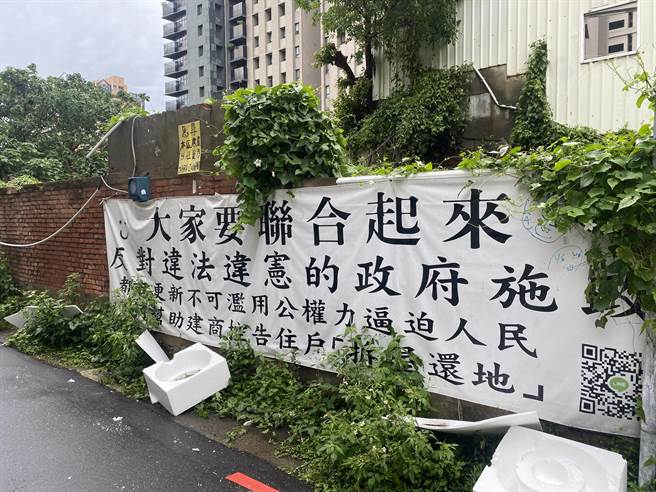 发生惨剧的轮胎行位在东大路与中央路口附近，位置紧邻过去曾经引发过抗争的县有地都更地。（民眾提供／陈育贤新竹传真）