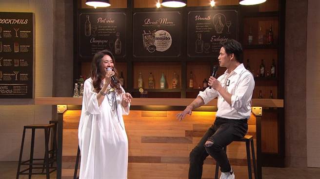 陈国华（右）被许景淳的灵异故事吓到鸡皮疙瘩。（年代提供）