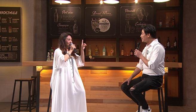 许景淳（左）透露过去跟李泰祥因为迷路，只好在山上过夜。（年代提供）