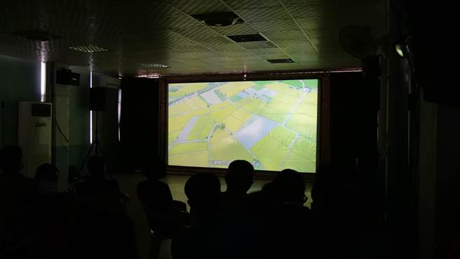 老师在学校打造水尾影城，放映「浊水溪滚滚流」纪录片。（校方提供／吴建辉彰化传真）