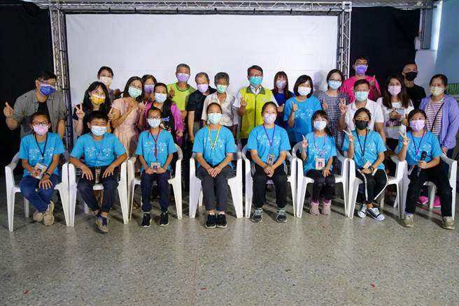 吴建儒说，希望所有即将毕业的小队员们，能够随着无人机起飞那样，展开翅膀飞向属于自己精彩的人生。（校方提供／吴建辉彰化传真）