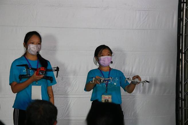 小朋友也展示自己制作的无人机。（校方提供／吴建辉彰化传真）