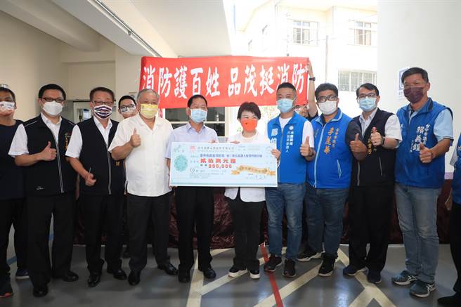 台中市长卢秀燕到消防局第三救灾救护大队太平分队新建厅舍视察，发放加菜金1万元及慰问品，义勇消防总队第三大队顾问团长陈炎生也当场加码捐赠20万元。（冯惠宜摄）