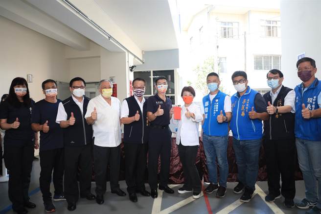 台中市长卢秀燕到消防局第三救灾救护大队太平分队新建厅舍视察，为消防弟兄加油打气。（冯惠宜摄）