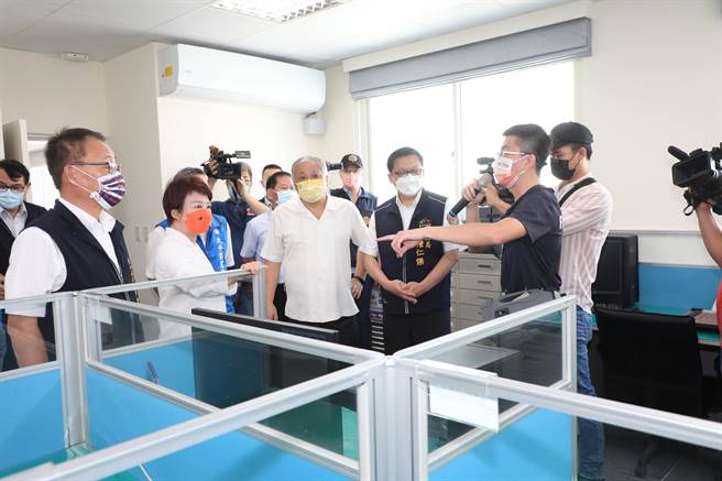 卢秀燕16日亲往消防局太平分队视察，也一一参观新厅舍内的各种设施。（冯惠宜摄）