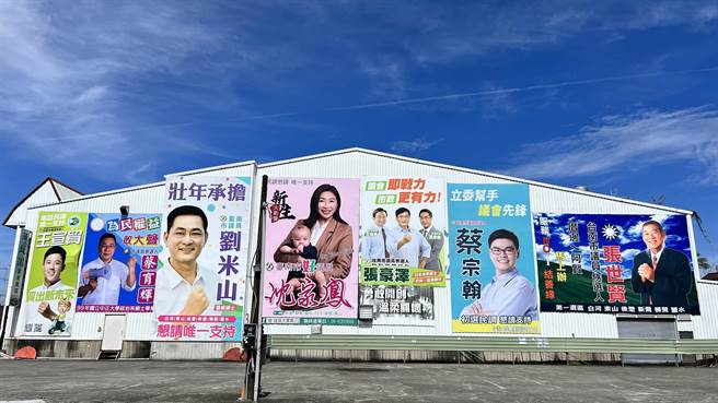 国内疫情仍处高原期，但距离年底选举剩不到半年，议员参选人助理拚选举，也得兼顾防疫健康。图为台南市第一选区议员参选人的看板墙。（张毓翎摄）