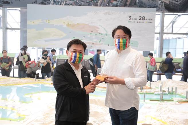 民進黨秘書長林錫耀（圖左）16日參訪城博會後受訪表示，民進黨將加速年底大選的提名作業。（基隆市政府提供／張志康基隆傳真）