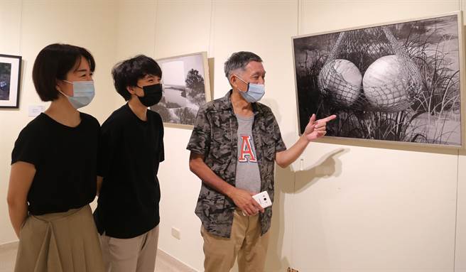 蔡昌吉（右）攝影作品「幻覺來自於慾望意識的騷動」。（葫蘆墩文化中心提供／陳世宗台中傳真）