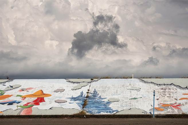 蔡昌吉的攝影所在是人們所忽視的沿海邊陲、赤炎荒蕪的土地田野，圖為雲林縣四湖鄉箔子寮。（葫蘆墩文化中心提供／陳世宗台中傳真）