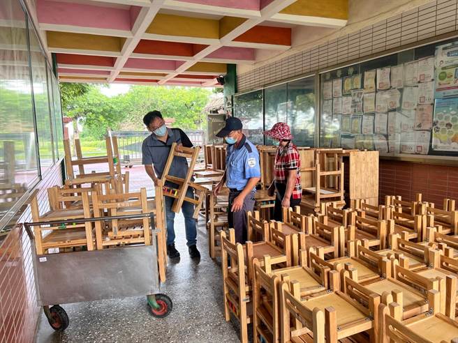 香田國小小六畢業生將畢業旅費捐助學校購買課桌椅，造福學弟妹。（校方提供／吳建輝彰化傳真）