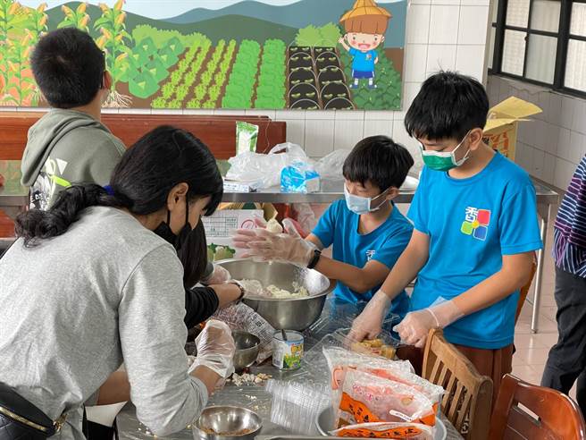 原計畫將經費作為畢業旅費，無奈碰疫情攪局，因此畢業生們決定將這筆經費用來購買課桌椅，送給學弟妹。（校方提供／吳建輝彰化傳真）