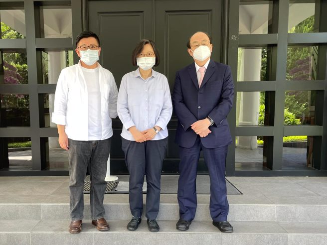 左起：行政院顾问郑宏辉、总统蔡英文、民进党立法院党团总召柯建铭。（图／取自郑宏辉脸书）