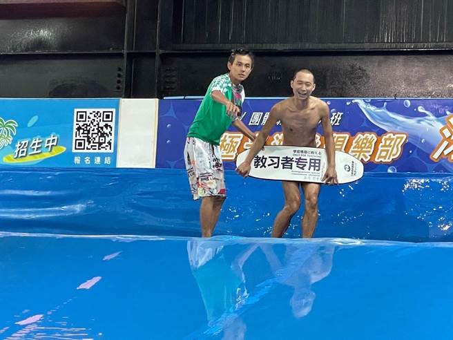 浩子（右）衝浪时不小心将冲掉泳裤。（民视提供）