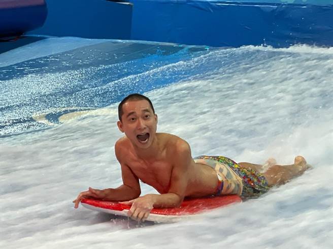 浩子原本开心体验衝浪，不料水花太强让泳裤被脱掉。（民视提供）