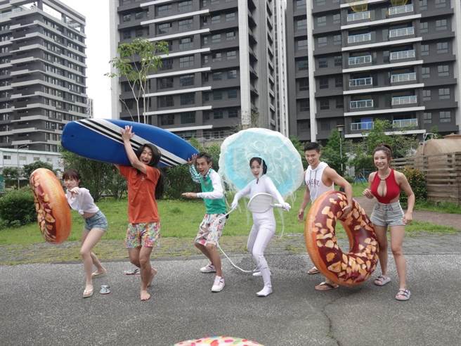 浩子（左二）变身美女体验在海边会遇到的窘境。（民视提供）