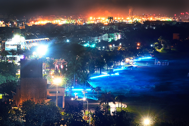 旗津海水浴場新設步道，夜色中獨特藍光映照沙灘，為旗津海濱披上浪漫色彩。(攝影/Carter)