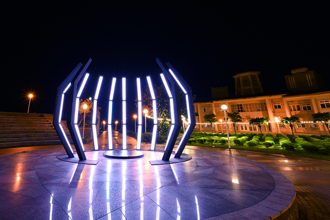 「2022台灣燈會在高雄」作品之一「未來遊燈飾 光幻映像」，現身旗津續展。(攝影/Carter)