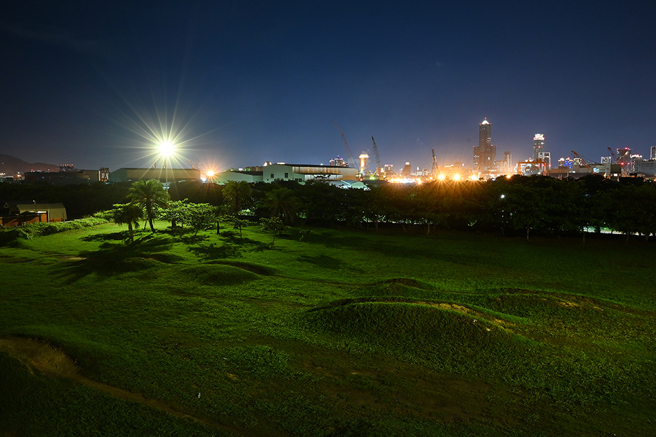 旗津越野單車練習場位於風車公園旁，觀景台寬闊具開放感，是絕佳的觀星賞景地點。(攝影/Carter)