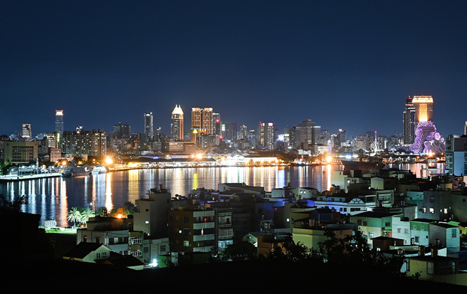 走上旗後砲台以紅磚堆砌的頂層，能盡收高雄港夜景，是高雄熱門夜景觀賞點。(攝影/Carter)