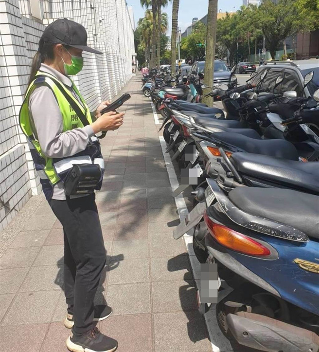 台北市近年力推无现金支付，7月1日起再祭出机车停车无纸化优惠，活动一路至9月30日，期间只要上网注册、绑定无纸化服务，每笔停车费即享5元折扣，选择非现金支付还能再折5元，以机车每小时收20元为例，绑定后等于每笔停车费打5折。（停管处提供）